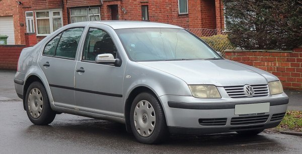 Volkswagen Golf навърши 50 години тази година и определено няма нужда от представяне. В началото на живота му VW също представи базиран на класиката компактен седан, наречен Jetta. Тази кола в крайна сметка се превърна в лицето на компактните седани в Северна Америка за дълго време.

Въпреки че не оспорваме възможностите на Jetta като автомобил, Mk4  беше много лишено от въображение. По същество това е просто прост дизайн с три кутии, правоъгълни фарове, нормална решетка и обикновени задни светлини. Вероятно ще ви е трудно да се сетите за един единствен уникален аспект, ако ви попита.

Известен още като Bora в Европа, Mk4 Jetta вдигна топката в повечето други области. Беше добър за шофиране, оборудван, здраво направен и предлагаше някои невероятни задвижвания - от вечния 1.9 TDI до 2.8-литровия VR6 . Или странният V5 до 1.8 турбо четири в Jetta GLI. Последният вариант малко подобри дизайна, но в края на деня все още беше само Jetta.
